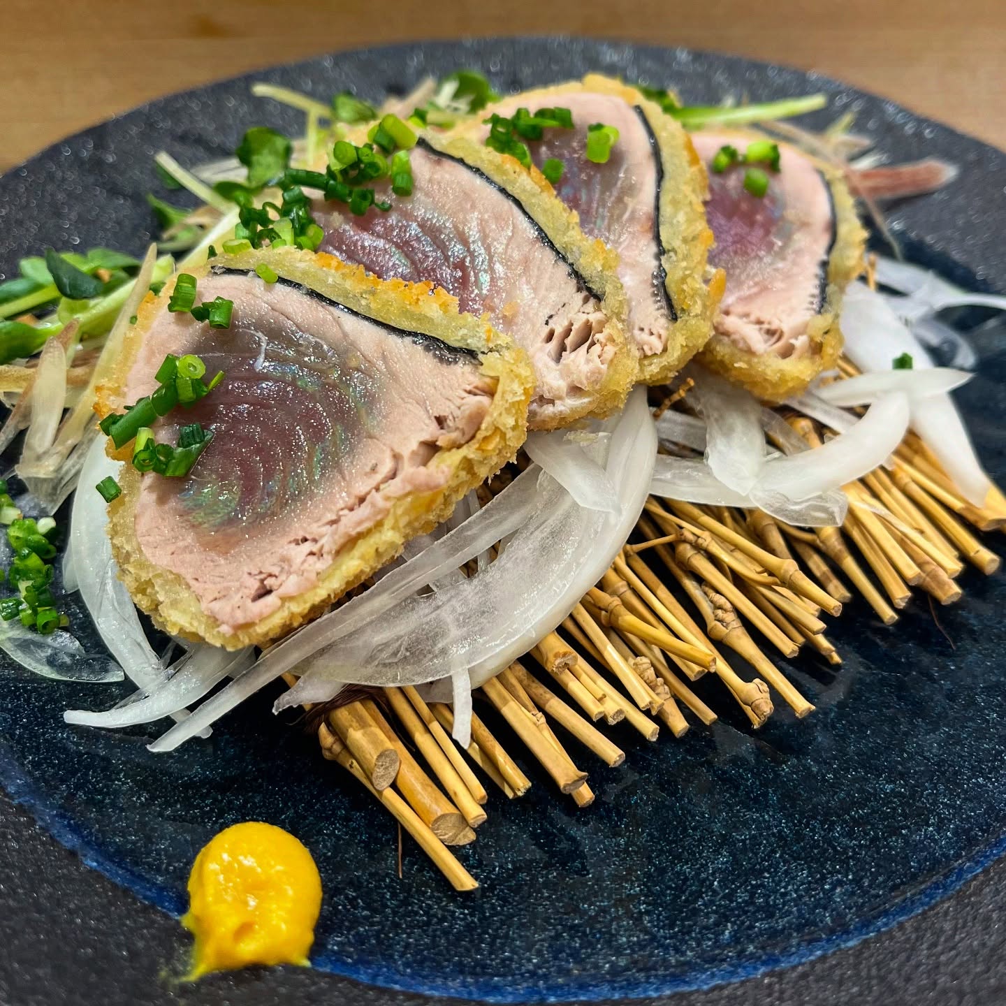 本日は一品料理の新メニューをご紹介します‍♀️
外はカリッと香ばしく、中はとろけるレア🤤
旨みを閉じ込めた「鰹のレアカツ」が味わえるのは広尾別館だけ数量限定なので、気になる方はぜひお早めに
深夜も営業、当日ご予約も可能です