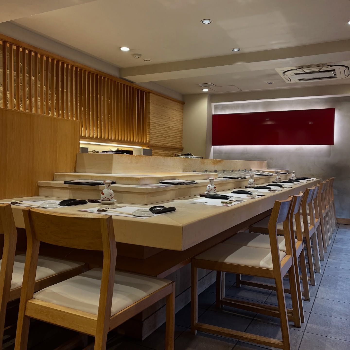 意気な寿し処阿部広尾別館は、本日11月30日で、2012年の開店から13年を迎えました。
日々ご来店くださるお客様のおかげで、こうして続けてこられています。心より感謝申し上げます。
これからも「食はレジャー」の想いを大切に、皆さまに喜んでいただけるお料理と時間をご提供してまいります。
今後ともどうぞよろしくお願いいたします。