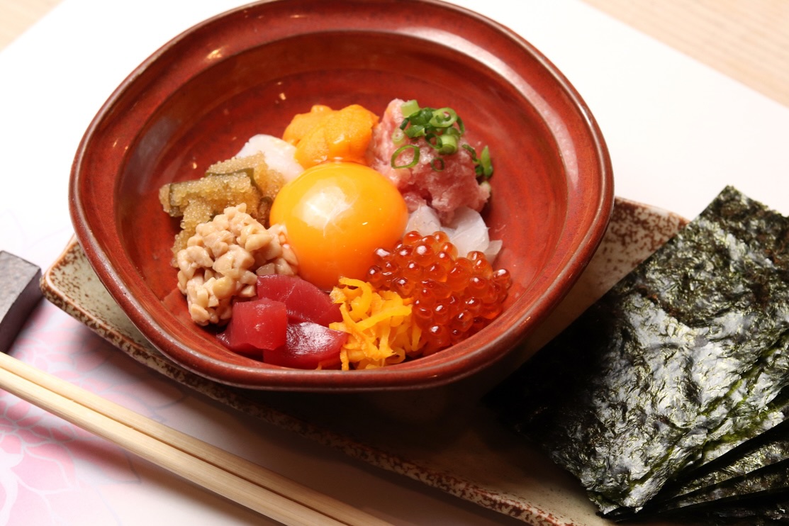 本日はばくだんについてご紹介させていただきます‍♀️
ばくだんとは、海鮮と納豆を豪快に“混ぜて食べる”料理です。材料を全て混ぜ合わせると、粘りや旨みが合わさって味が“爆発する”ように美味しい事から「ばくだん」と呼ばれる説があります🤔

住所　港区南麻布4-2-38佑浩寺ビル1階/2階
営業時間　月〜土18:00〜翌5:00
　　　　　　  日祝18:00〜翌3:00

他にも意気な寿し処阿部広尾別館は魅力がいっぱい
️年中無休で思い立ったらすぐ行ける、当日予約も可
️お寿司はもちろん、一品料理のメニューも充実
️深夜営業で大人の時間を満喫
️普段使いにも、ちょっと特別な日にも、カウンター・テーブル・個室とシーンによって使い分けが可能
️高級感がありながら、コストパフォーマンス◎

皆様のご来店心よりお待ちしております‍♀️