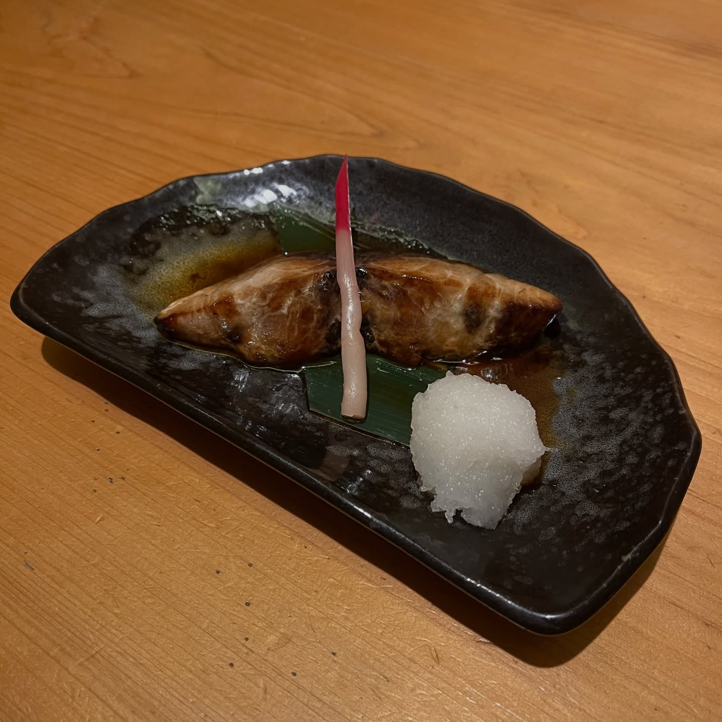 本日はぶりの照り焼きについてご紹介させていただきます‍♀️
香ばしく焼き上げたブリに、甘辛いタレを絡めました。
お酒にもぴったりの、ほっとする味わい。
一口食べれば、じゅわっと旨味あふれる一品です。

住所　港区南麻布4-2-38佑浩寺ビル1階/2階
営業時間　月〜土18:00〜翌5:00
　　　　　　 日祝18:00〜翌3:00

他にも意気な寿し処阿部広尾別館は魅力がいっぱい
️年中無休で思い立ったらすぐ行ける、当日予約も可
️お寿司はもちろん、一品料理のメニューも充実
️深夜営業で大人の時間を満喫
️普段使いにも、ちょっと特別な日にも、カウンター・テーブル・個室とシーンによって使い分けが可能
️高級感がありながら、コストパフォーマンス◎

皆様のご来店心よりお待ちしております‍♀️