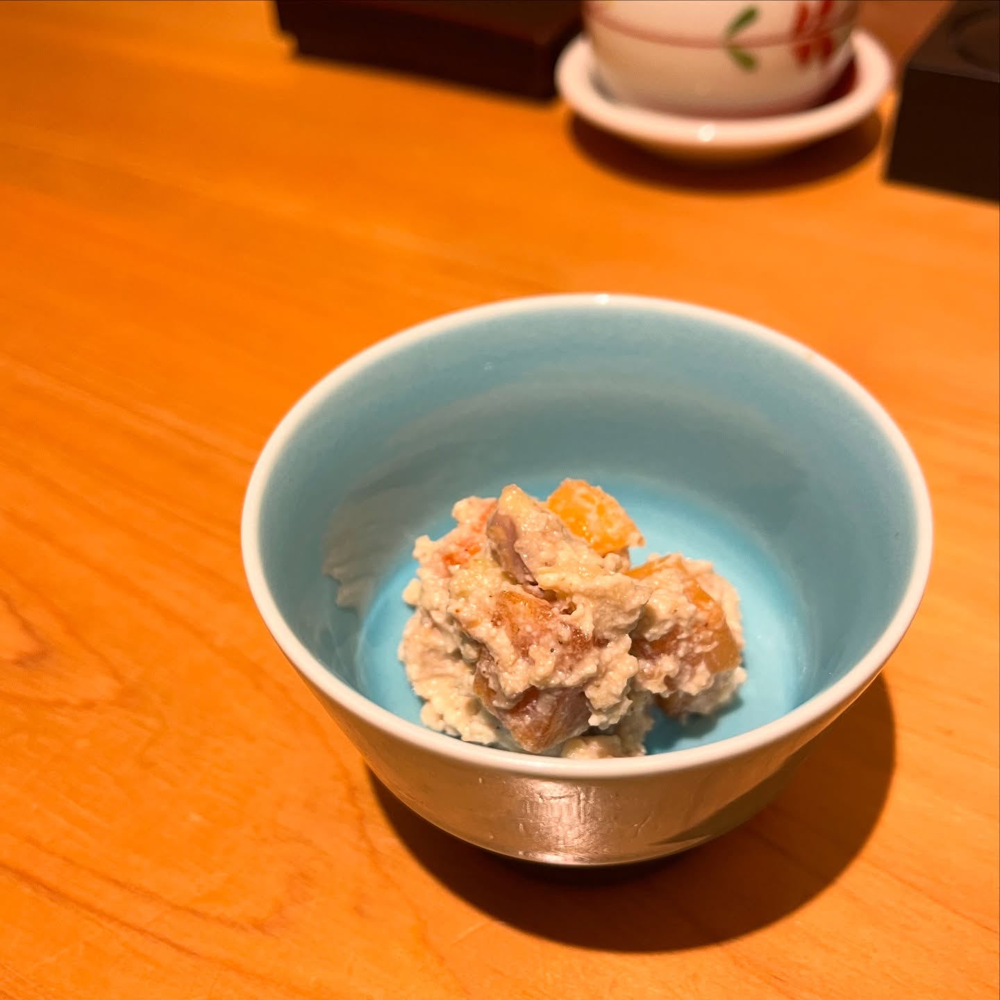 本日は柿と栗の白和えのご紹介をさせていただきます‍♀️
柿の瑞々しさと、栗のほろりとした食感。
そのふたつを引き立てる、上品な白和え。
移ろう季節を、しみじみと味わう一品です。

住所　港区南麻布4-2-38佑浩寺ビル1階/2階
営業時間　月〜土18:00〜翌5:00
　　　　　　 日祝18:00〜翌3:00

他にも意気な寿し処阿部広尾別館は魅力がいっぱい
️年中無休で思い立ったらすぐ行ける、当日予約も可
️お寿司はもちろん、一品料理のメニューも充実
️深夜営業で大人の時間を満喫
️普段使いにも、ちょっと特別な日にも、カウンター・テーブル・個室とシーンによって使い分けが可能
️高級感がありながら、コストパフォーマンス◎

皆様のご来店心よりお待ちしております‍♀️