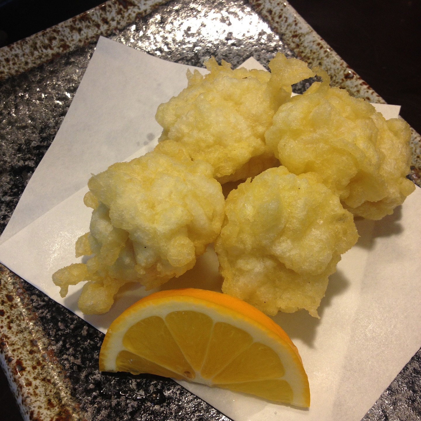 本日は白子天ぷらをご紹介させていただきます‍♀️

揚げたて熱々を味わう瞬間、衣のサクサクと白子のクリーミーさのコントラストがたまらない。
日本酒とも相性抜群で、お酒の肴にもぴったりです

住所　　　港区南麻布4-2-38佑浩寺ビル1階/2階

営業時間　月〜土　18:00〜翌5:00
　　　　　日・祝　18:00〜翌3:00

他にも意気な寿し処阿部広尾別館は魅力がいっぱい
️年中無休で思い立ったらすぐ行ける、当日予約も可
️お寿司はもちろん、一品料理のメニューも充実
️深夜営業で大人の時間を満喫
️普段使いにも、ちょっと特別な日にも、カウンター・テーブル・個室とシーンによって使い分けが可能
️高級感がありながら、コストパフォーマンス◎

皆様のご来店心よりお待ちしております‍♀️