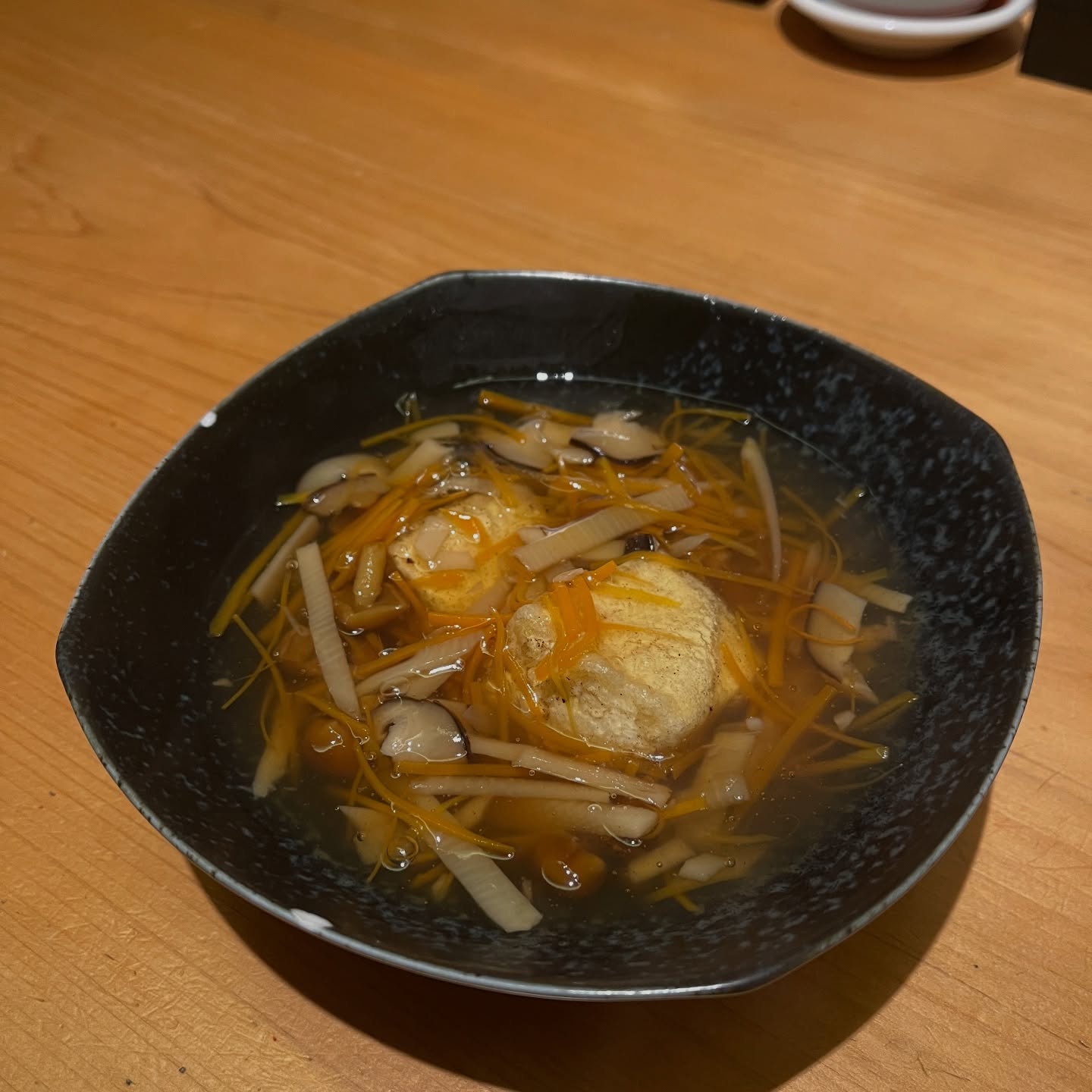 本日は自家製揚げ出し豆腐についてご紹介させていただきます‍♀️
外は“カリッ”、中はふわとろ。
丁寧に仕込んだ自家製の揚げ出し豆腐です。
お出汁の香りと一緒にほっと落ち着く一品。
寒い日には特におすすめです◎

住所　港区南麻布4-2-38佑浩寺ビル1階/2階
営業時間　月〜土18:00〜翌5:00
　　　　　　 日祝18:00〜翌3:00

他にも意気な寿し処阿部広尾別館は魅力がいっぱい
️年中無休で思い立ったらすぐ行ける、当日予約も可
️お寿司はもちろん、一品料理のメニューも充実
️深夜営業で大人の時間を満喫
️普段使いにも、ちょっと特別な日にも、カウンター・テーブル・個室とシーンによって使い分けが可能
️高級感がありながら、コストパフォーマンス◎

皆様のご来店心よりお待ちしております‍♀️