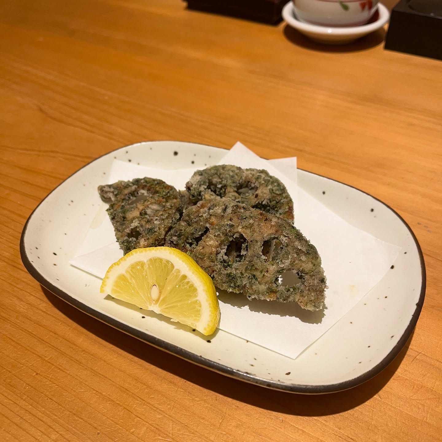 本日は青海苔と蓮根の唐揚げのご紹介をさせていただきます‍♀️
青海苔の香りと蓮根のシャキッとした食感がたまらない一品です。薄衣でカラッと揚げ、噛むほどに蓮根の甘みと青海苔の風味がふわっと広がります。

住所　港区南麻布4-2-38佑浩寺ビル1階/2階
営業時間　月〜土18:00〜翌5:00
　　　　　　 日祝18:00〜翌3:00

他にも意気な寿し処阿部広尾別館は魅力がいっぱい
️年中無休で思い立ったらすぐ行ける、当日予約も可
️お寿司はもちろん、一品料理のメニューも充実
️深夜営業で大人の時間を満喫
️普段使いにも、ちょっと特別な日にも、カウンター・テーブル・個室とシーンによって使い分けが可能
️高級感がありながら、コストパフォーマンス◎

皆様のご来店心よりお待ちしております‍♀️