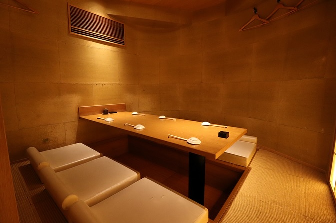 深夜も安心！個室でゆったり
「個室でももっと遅くまで楽しみたい、、」というリクエストにお応えして、ついに深夜営業中も個室が使えるようになりました！2名様〜6名様までの個室がございます。時間を気にせず、ゆったり贅沢なひとときをお過ごしください
※お写真は4名様〜6名様でご利用いただける個室となります。

住所　　　港区南麻布4-2-38佑浩寺ビル1階/2階

営業時間　月〜土　18:00〜翌5:00
　　　　　日・祝　18:00〜翌3:00

他にも意気な寿し処阿部広尾別館は魅力がいっぱい
️年中無休で思い立ったらすぐ行ける、当日予約も可
️お寿司はもちろん、一品料理のメニューも充実
️深夜営業で大人の時間を満喫
️普段使いにも、ちょっと特別な日にも、カウンター・テーブル・個室とシーンによって使い分けが可能
️高級感がありながら、コストパフォーマンス◎

皆様のご来店心よりお待ちしております‍♀️