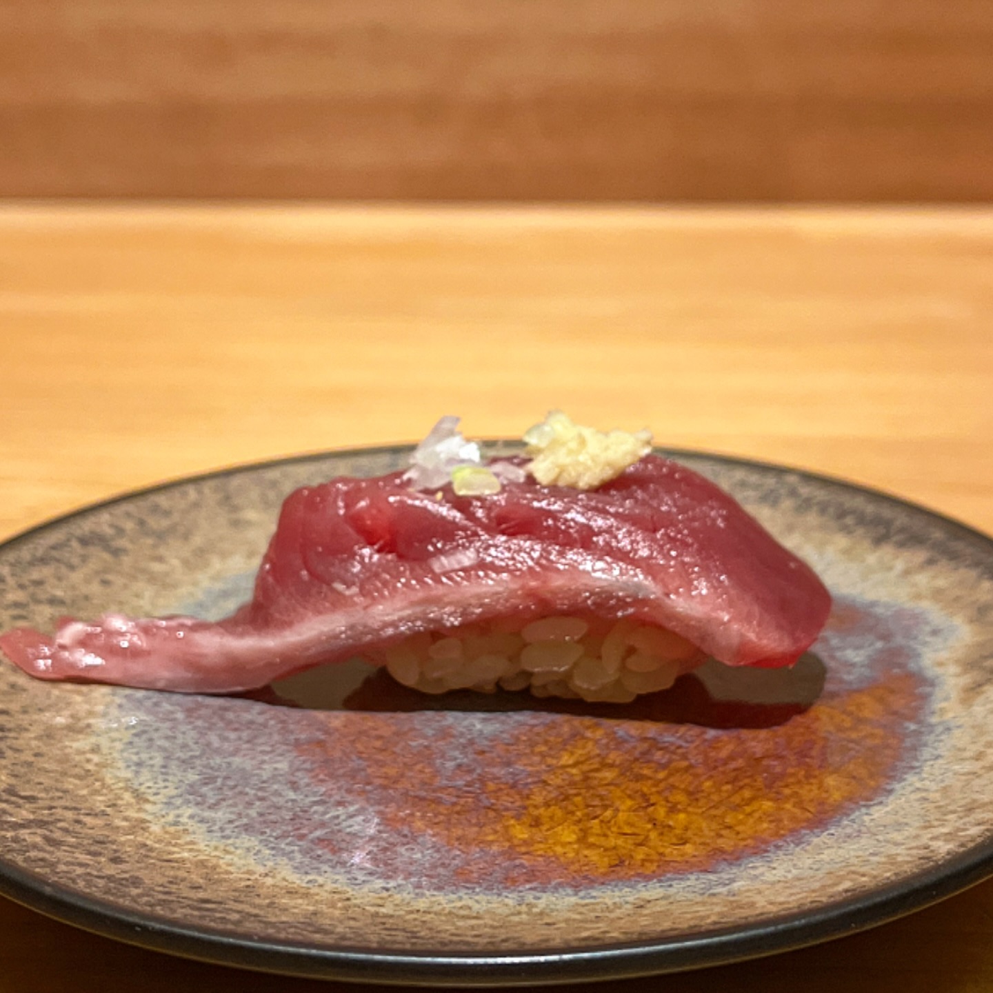 本日はかつおのにぎりのご紹介をさせていただきます‍♀️
さっぱりとしていながら、噛むほどにしっかり旨みが広がるかつお。薬味の香りもふわりと広がります。

住所　港区南麻布4-2-38佑浩寺ビル1階/2階
営業時間　月〜土18:00〜翌5:00
　　　　　　 日祝18:00〜翌3:00

他にも意気な寿し処阿部広尾別館は魅力がいっぱい
️年中無休で思い立ったらすぐ行ける、当日予約も可
️お寿司はもちろん、一品料理のメニューも充実
️深夜営業で大人の時間を満喫
️普段使いにも、ちょっと特別な日にも、カウンター・テーブル・個室とシーンによって使い分けが可能
️高級感がありながら、コストパフォーマンス◎

皆様のご来店心よりお待ちしております‍♀️