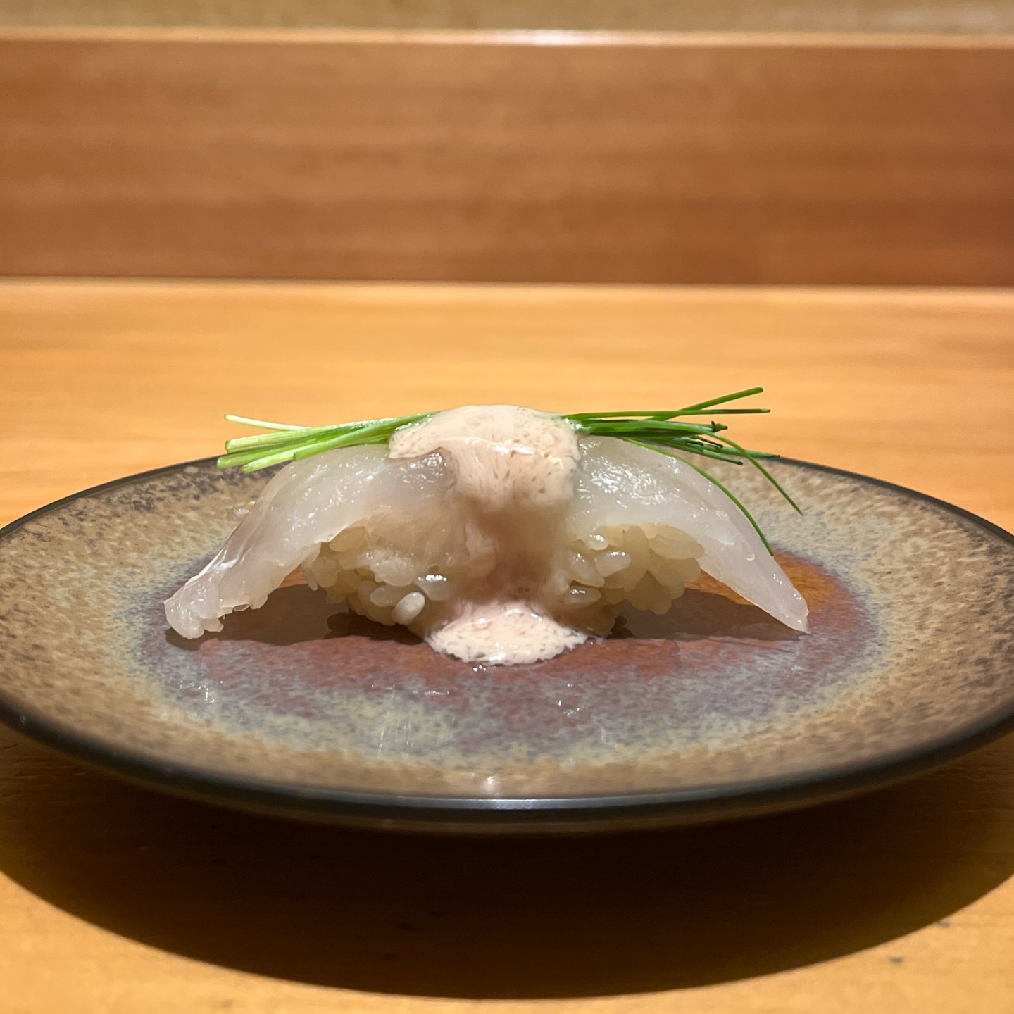 本日はかわはぎのにぎりのご紹介をさせていただきます‍♀️

淡白で上品な白身のかわはぎに、丁寧に仕込んだ濃厚な肝をたっぷりと。
肝のコクと旨みが身に絡み、口の中で一体となって広がります。

住所　港区南麻布4-2-38佑浩寺ビル1階/2階
営業時間　月〜土18:00〜翌5:00
　　　　　　 日祝18:00〜翌3:00

他にも意気な寿し処阿部広尾別館は魅力がいっぱい
️年中無休で思い立ったらすぐ行ける、当日予約も可
️お寿司はもちろん、一品料理のメニューも充実
️深夜営業で大人の時間を満喫
️普段使いにも、ちょっと特別な日にも、カウンター・テーブル・個室とシーンによって使い分けが可能
️高級感がありながら、コストパフォーマンス◎

皆様のご来店心よりお待ちしております‍♀️