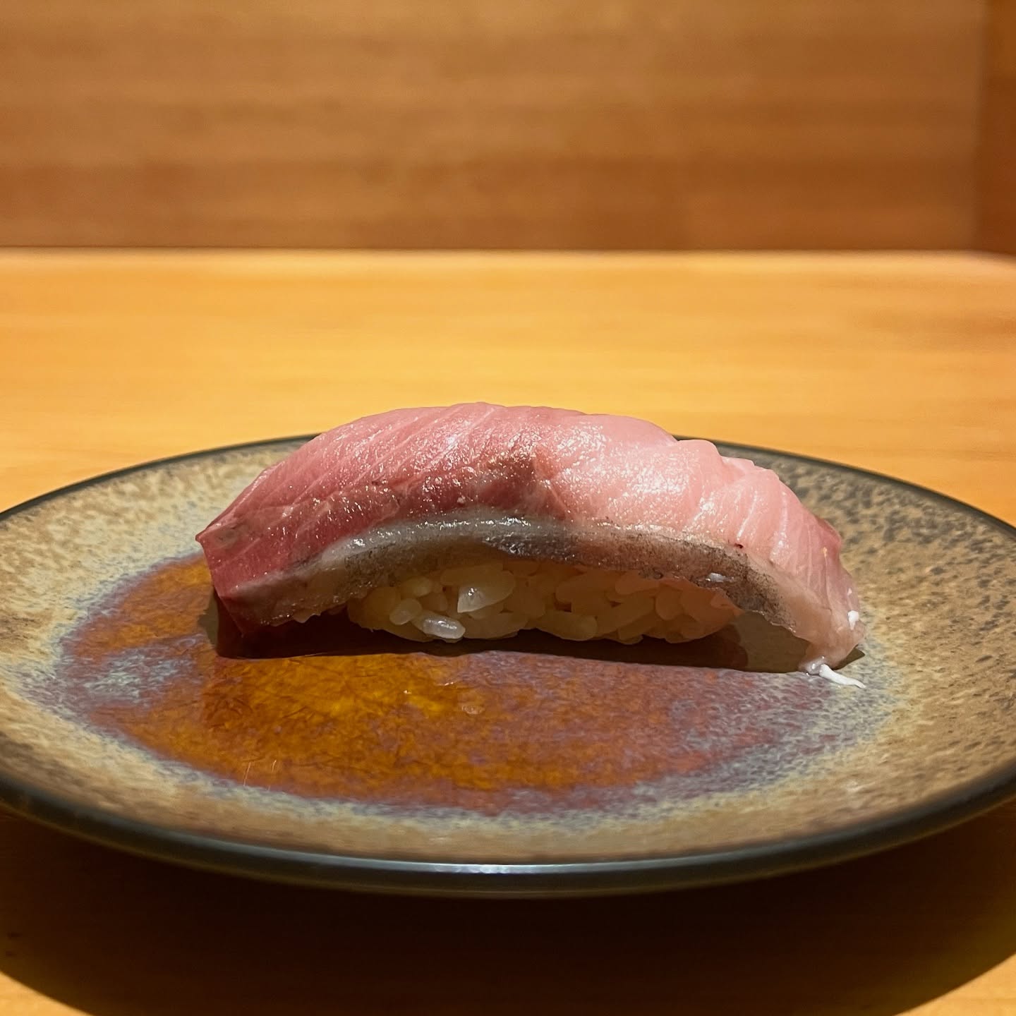 本日はぶりのにぎりのご紹介をさせていただきます‍♀️

脂がしっとりとのったぶりは、口に入れた瞬間、とろける脂とほどよい歯ごたえが広がり、まろやかな甘みが後を引きます。旬のぶりならではの力強い旨味を、ぜひ一貫でご堪能ください。

住所　港区南麻布4-2-38佑浩寺ビル1階/2階
営業時間　月〜土18:00〜翌5:00
　　　　　　 日祝18:00〜翌3:00

他にも意気な寿し処阿部広尾別館は魅力がいっぱい
️年中無休で思い立ったらすぐ行ける、当日予約も可
️お寿司はもちろん、一品料理のメニューも充実
️深夜営業で大人の時間を満喫
️普段使いにも、ちょっと特別な日にも、カウンター・テーブル・個室とシーンによって使い分けが可能
️高級感がありながら、コストパフォーマンス◎

皆様のご来店心よりお待ちしております‍♀️