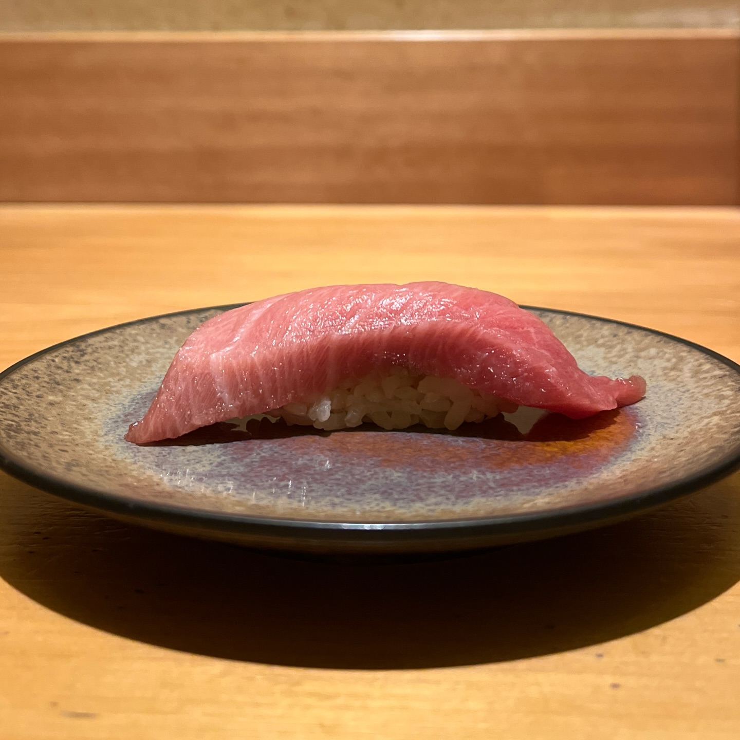 本日はまぐろの中とろにぎりのご紹介をさせていただきます

口に入れた瞬間にとろける食感と、後から広がる香りの良い脂が心地よく、思わずもうひとつ食べたくなる、当店自慢の人気ネタです。

住所　港区南麻布4-2-38佑浩寺ビル1階/2階
営業時間　月〜土18:00〜翌5:00
　　　　　　 日祝18:00〜翌3:00

他にも意気な寿し処阿部広尾別館は魅力がいっぱい
️年中無休で思い立ったらすぐ行ける、当日予約も可
️お寿司はもちろん、一品料理のメニューも充実
️深夜営業で大人の時間を満喫
️普段使いにも、ちょっと特別な日にも、カウンター・テーブル・個室とシーンによって使い分けが可能
️高級感がありながら、コストパフォーマンス◎

皆様のご来店心よりお待ちしております‍♀️