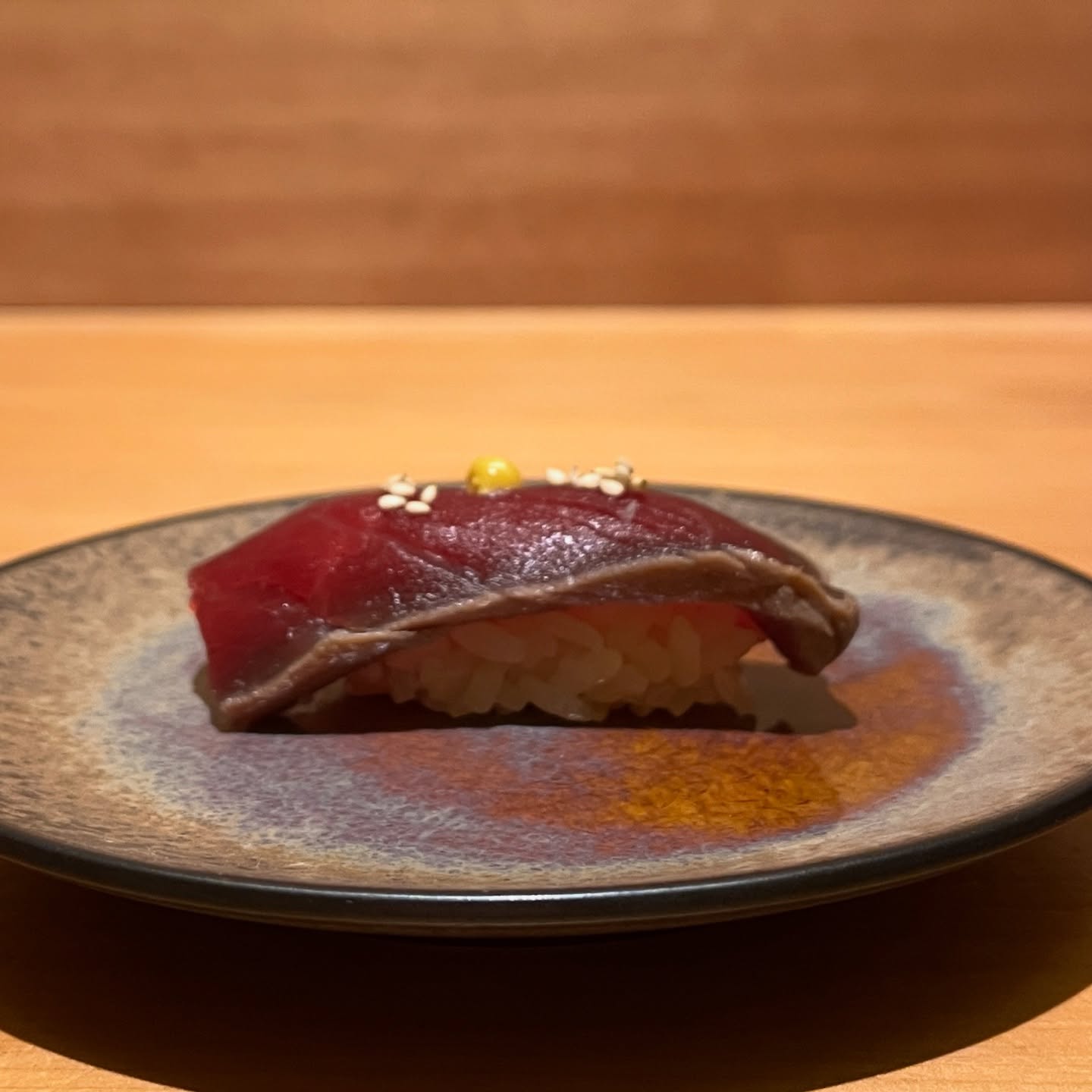 本日はまぐろの漬けにぎりのご紹介をさせていただきます‍♀️

鮮度の良いまぐろを自家製の漬けダレにじっくりと馴染ませ、旨みをぎゅっと引き出した一貫。
漬けならではのまろやかな風味と、しっとりとした舌触りが口いっぱいに広がります。
ひと口で「美味しい！」と思わせる、職人仕事の王道にぎりです。

住所　港区南麻布4-2-38佑浩寺ビル1階/2階
営業時間　月〜土18:00〜翌5:00
　　　　　　 日祝18:00〜翌3:00

他にも意気な寿し処阿部広尾別館は魅力がいっぱい
️年中無休で思い立ったらすぐ行ける、当日予約も可
️お寿司はもちろん、一品料理のメニューも充実
️深夜営業で大人の時間を満喫
️普段使いにも、ちょっと特別な日にも、カウンター・テーブル・個室とシーンによって使い分けが可能
️高級感がありながら、コストパフォーマンス◎

皆様のご来店心よりお待ちしております‍♀️