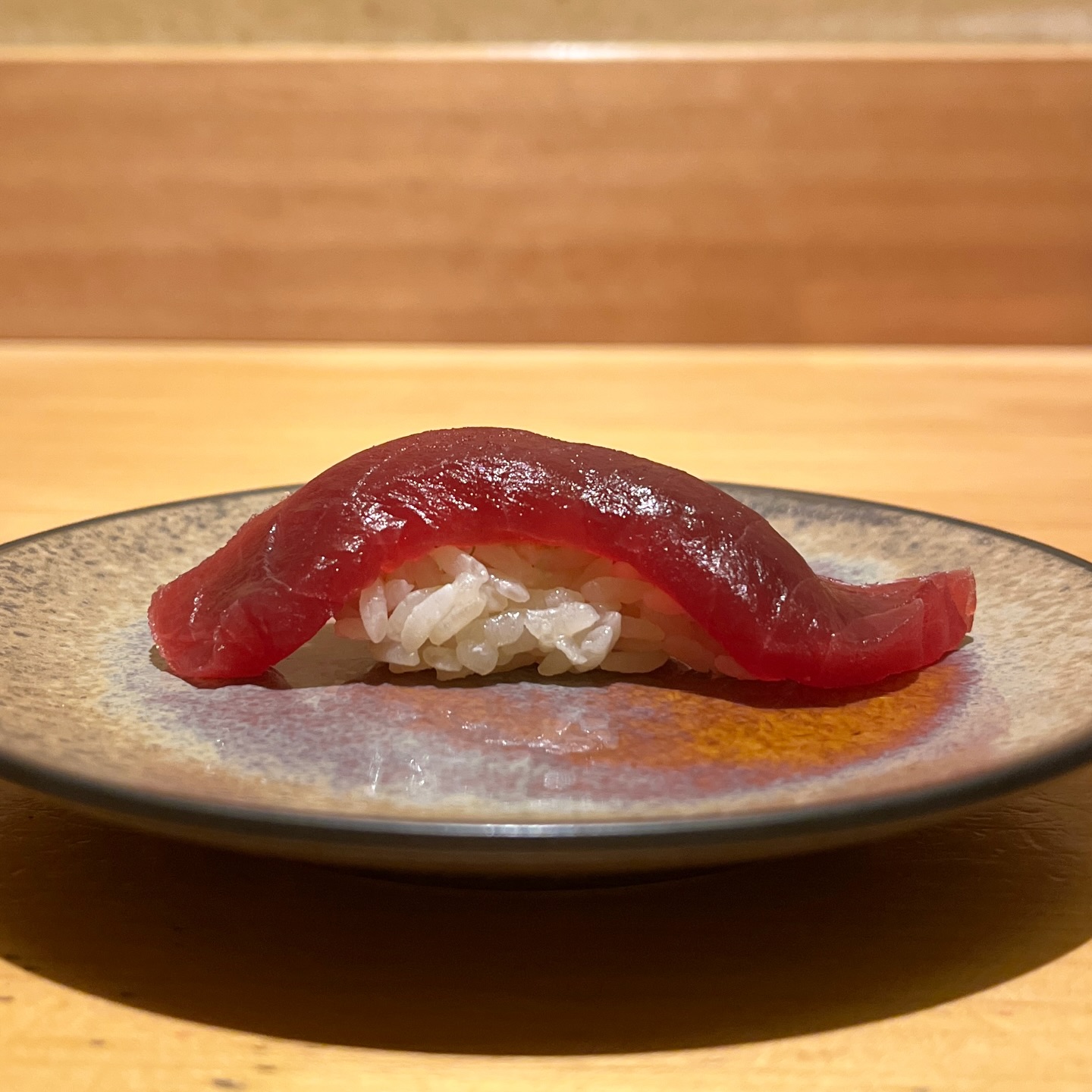 本日はまぐろの赤身にぎりのご紹介をさせていただきます‍♀️

しっとりとした舌ざわりと、まぐろ本来の旨味が最も際立つ一品。脂に頼らない清らかな味わいで、噛むほどに広がるコクと香りが魅力です。さっぱりしながらもしっかり満足できる、通の方にも人気のにぎり。

住所　港区南麻布4-2-38佑浩寺ビル1階/2階
営業時間　月〜土18:00〜翌5:00
　　　　　　 日祝18:00〜翌3:00

他にも意気な寿し処阿部広尾別館は魅力がいっぱい
️年中無休で思い立ったらすぐ行ける、当日予約も可
️お寿司はもちろん、一品料理のメニューも充実
️深夜営業で大人の時間を満喫
️普段使いにも、ちょっと特別な日にも、カウンター・テーブル・個室とシーンによって使い分けが可能
️高級感がありながら、コストパフォーマンス◎

皆様のご来店心よりお待ちしております‍♀️