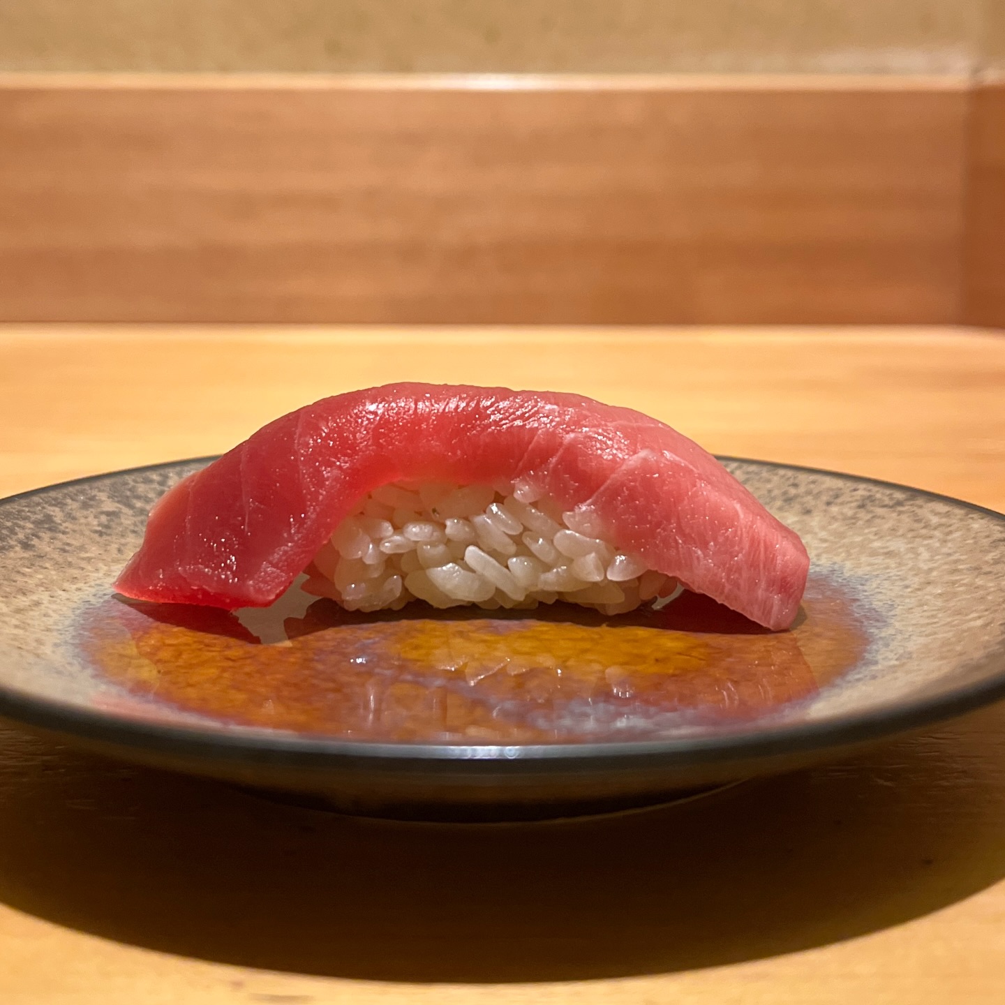 本日は中とろのにぎりのご紹介をさせていただきます‍♀️

赤身と脂の良いところを合わせ持つ部位。
余韻まで美味しい、中とろです。

住所　港区南麻布4-2-38佑浩寺ビル1階/2階
営業時間　月〜土18:00〜翌5:00
　　　　　　 日祝18:00〜翌3:00

他にも意気な寿し処阿部広尾別館は魅力がいっぱい
️年中無休で思い立ったらすぐ行ける、当日予約も可
️お寿司はもちろん、一品料理のメニューも充実
️深夜営業で大人の時間を満喫
️普段使いにも、ちょっと特別な日にも、カウンター・テーブル・個室とシーンによって使い分けが可能
️高級感がありながら、コストパフォーマンス◎

皆様のご来店心よりお待ちしております‍♀️