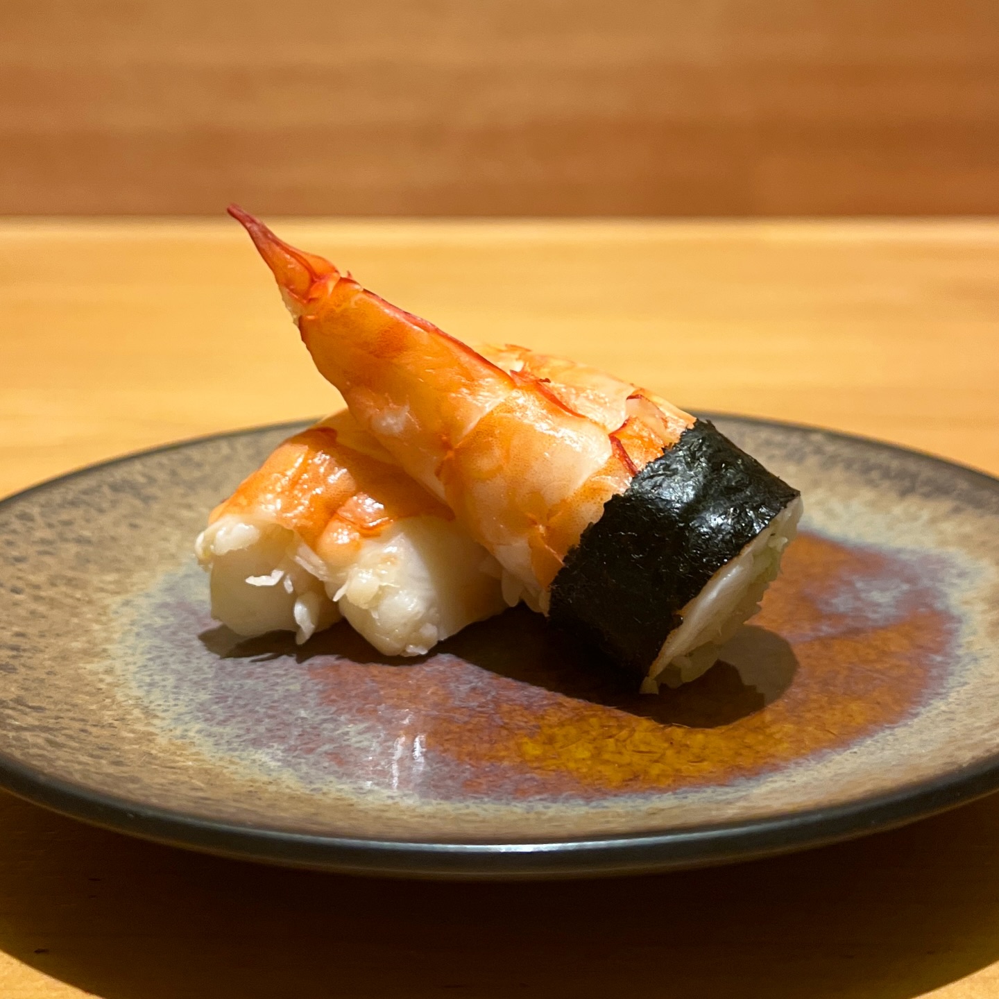 本日は大海老のにぎりをご紹介させていただきます‍♀️

ぷりっと茹で上げた大海老を、甘酢で〆るのが江戸前スタイル。ほどよい甘みと海老本来の香りが引き立ち、噛むほどに旨みが広がります。すっきりとした後味で、どのネタの合間にもすっと馴染む一貫です。

住所　港区南麻布4-2-38佑浩寺ビル1階/2階
営業時間　月〜土18:00〜翌5:00
　　　　　　 日祝18:00〜翌3:00

他にも意気な寿し処阿部広尾別館は魅力がいっぱい
️年中無休で思い立ったらすぐ行ける、当日予約も可
️お寿司はもちろん、一品料理のメニューも充実
️深夜営業で大人の時間を満喫
️普段使いにも、ちょっと特別な日にも、カウンター・テーブル・個室とシーンによって使い分けが可能
️高級感がありながら、コストパフォーマンス◎

皆様のご来店心よりお待ちしております‍♀️