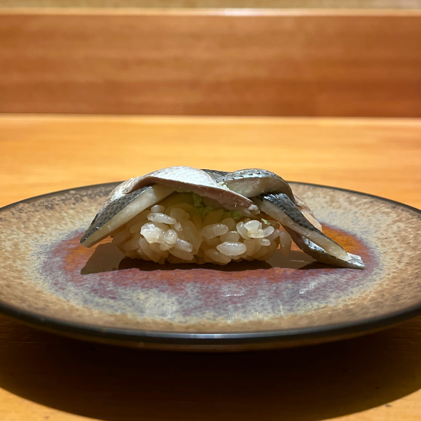 本日は小肌のにぎりのご紹介をさせていただきます‍♀️

酢の加減が旨みを引き立てる、小肌のにぎり。
口に含むとほどける身と、すっきりとした酸味が調和し、
江戸前寿司らしい奥行きのある味わいをお楽しみいただけます。

住所　港区南麻布4-2-38佑浩寺ビル1階/2階
営業時間　月〜土18:00〜翌5:00
　　　　　　 日祝18:00〜翌3:00

他にも意気な寿し処阿部広尾別館は魅力がいっぱい
️年中無休で思い立ったらすぐ行ける、当日予約も可
️お寿司はもちろん、一品料理のメニューも充実
️深夜営業で大人の時間を満喫
️普段使いにも、ちょっと特別な日にも、カウンター・テーブル・個室とシーンによって使い分けが可能
️高級感がありながら、コストパフォーマンス◎

皆様のご来店心よりお待ちしております‍♀️