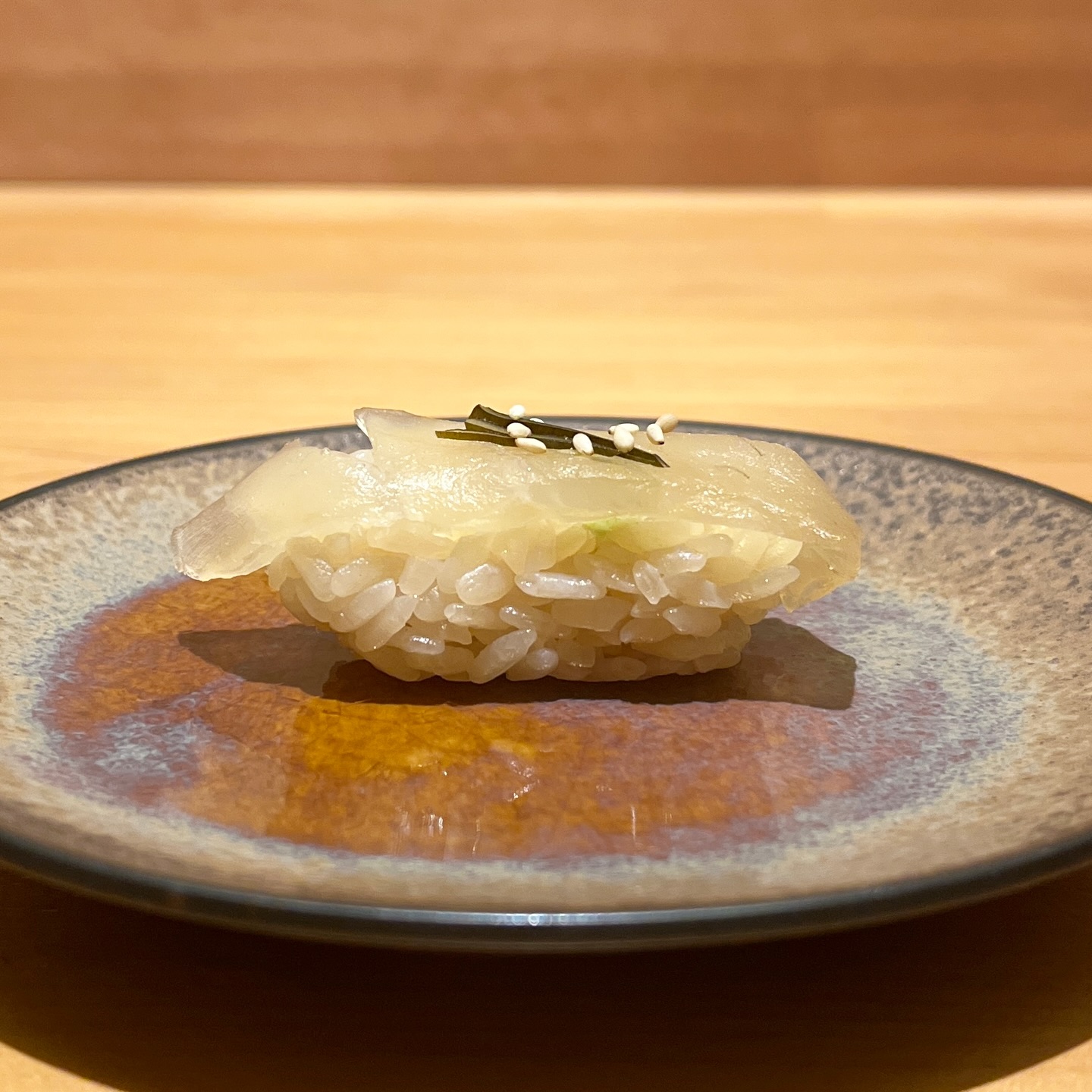 本日は平目昆布〆にぎりのご紹介をさせていただきます‍♀️

上品な甘みをもつ平目を丁寧に昆布で締め、旨みをぎゅっと引き出しました。
ほどよい締まり具合で身はしっとり、噛むほどに昆布の香りと平目の旨みが広がる、職人仕事の光る一貫。

住所　港区南麻布4-2-38佑浩寺ビル1階/2階
営業時間　月〜土18:00〜翌5:00
　　　　　　 日祝18:00〜翌3:00

他にも意気な寿し処阿部広尾別館は魅力がいっぱい
️年中無休で思い立ったらすぐ行ける、当日予約も可
️お寿司はもちろん、一品料理のメニューも充実
️深夜営業で大人の時間を満喫
️普段使いにも、ちょっと特別な日にも、カウンター・テーブル・個室とシーンによって使い分けが可能
️高級感がありながら、コストパフォーマンス◎

皆様のご来店心よりお待ちしております‍♀️