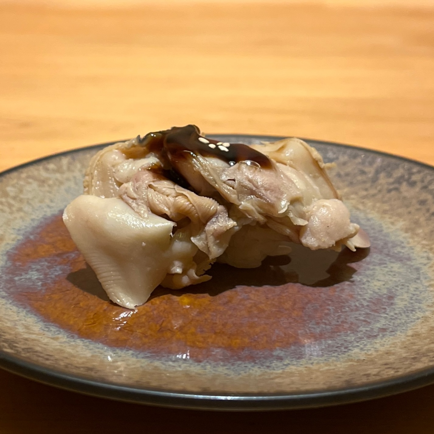 本日は煮はまぐりのにぎりをご紹介させていただきます‍♀️
数量限定でご用意している、人気の煮はまぐり。
ふっくら炊き上げた身にだしの旨味がしっとり染み込み、
噛むほどに広がる上品な甘さが魅力です。

住所　港区南麻布4-2-38佑浩寺ビル1階/2階
営業時間　月〜土18:00〜翌5:00
　　　　　　 日祝18:00〜翌3:00

他にも意気な寿し処阿部広尾別館は魅力がいっぱい
️年中無休で思い立ったらすぐ行ける、当日予約も可
️お寿司はもちろん、一品料理のメニューも充実
️深夜営業で大人の時間を満喫
️普段使いにも、ちょっと特別な日にも、カウンター・テーブル・個室とシーンによって使い分けが可能
️高級感がありながら、コストパフォーマンス◎

皆様のご来店心よりお待ちしております‍♀️