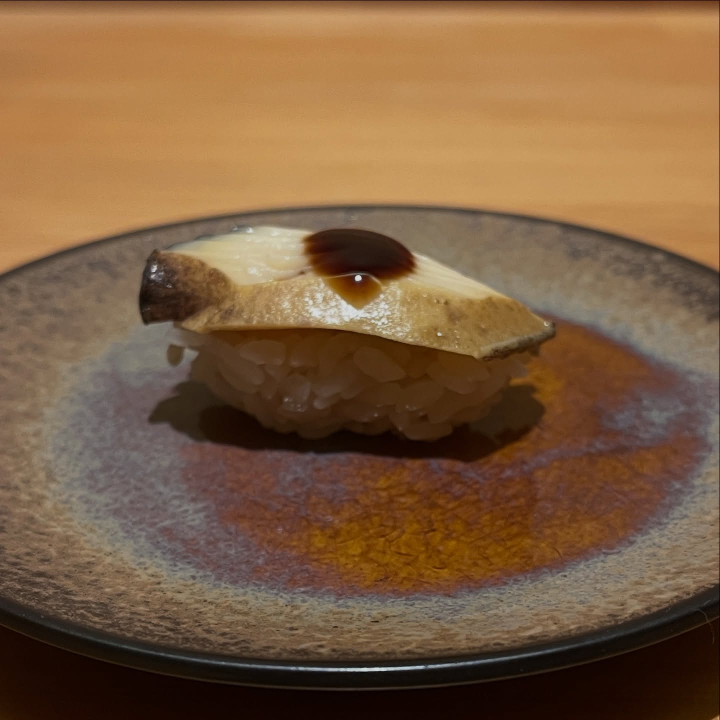 本日は蒸し鮑のにぎりをご紹介させていただきます‍♀️
低温でじっくり火を入れ、旨味をぎゅっと閉じ込めた蒸し鮑を、ほどよい厚みに切り付けてにぎりにしました。
しっとりと柔らかく、それでいて鮑ならではの歯ごたえも感じられる一貫。
噛むほどに広がる香りと旨味を、ぜひお楽しみください。

住所　港区南麻布4-2-38佑浩寺ビル1階/2階
営業時間　月〜土18:00〜翌5:00
　　　　　　 日祝18:00〜翌3:00

他にも意気な寿し処阿部広尾別館は魅力がいっぱい
️年中無休で思い立ったらすぐ行ける、当日予約も可
️お寿司はもちろん、一品料理のメニューも充実
️深夜営業で大人の時間を満喫
️普段使いにも、ちょっと特別な日にも、カウンター・テーブル・個室とシーンによって使い分けが可能
️高級感がありながら、コストパフォーマンス◎

皆様のご来店心よりお待ちしております‍♀️