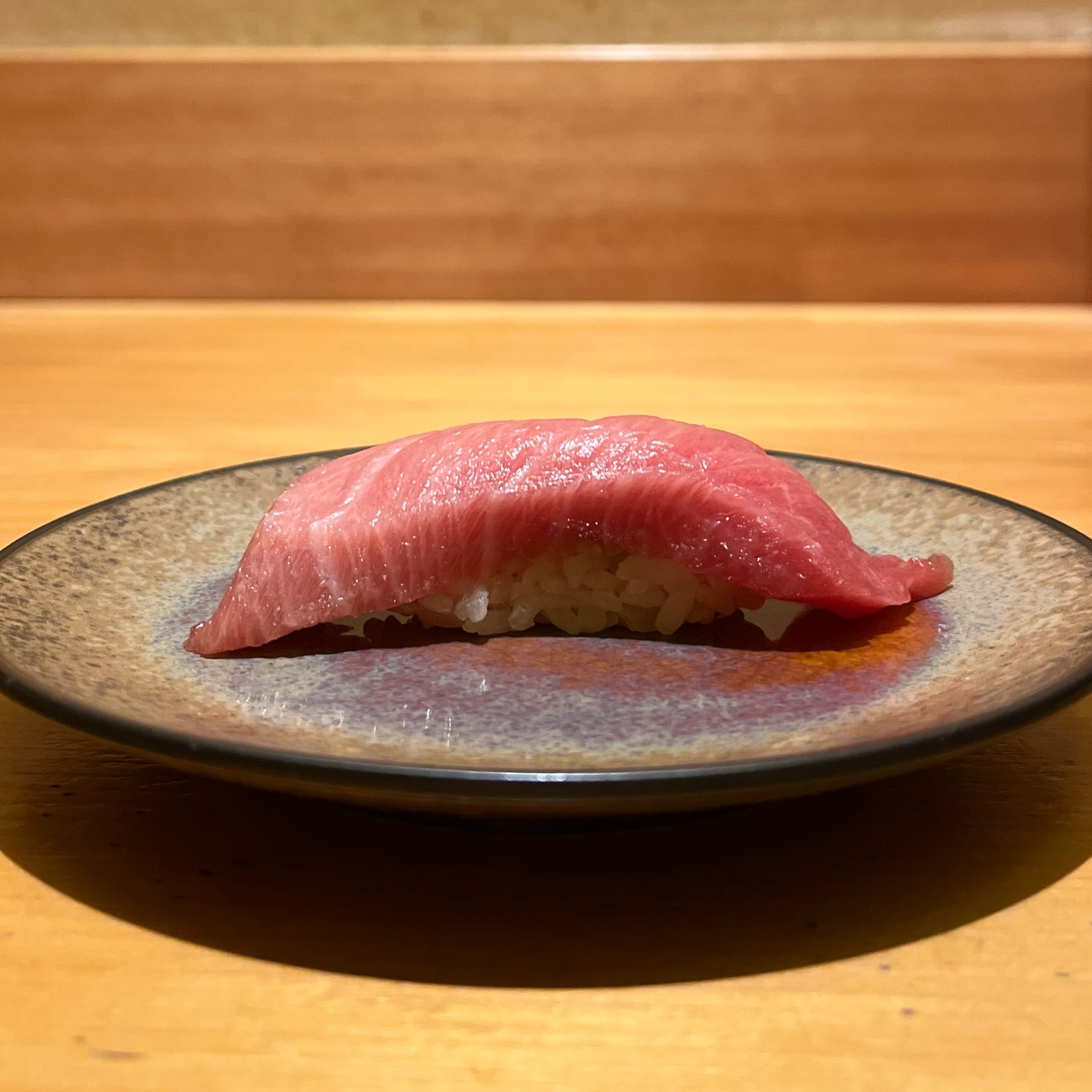 本日は大とろをご紹介します‍♀️
とろける、の一言じゃ足りない。
きめ細かな脂の入りが美しく、口に入れた瞬間に広がる甘み。
脂はしっかりあるのに、後味は驚くほど軽やか。
その日の一番いい状態だけを見極めて握る、特別な一貫です。

住所　港区南麻布4-2-38佑浩寺ビル1階/2階
営業時間　月〜土18:00〜翌5:00
　　　　　　 日祝18:00〜翌3:00

他にも意気な寿し処阿部広尾別館は魅力がいっぱい
️年中無休で思い立ったらすぐ行ける、当日予約も可
️お寿司はもちろん、一品料理のメニューも充実
️深夜営業で大人の時間を満喫
️普段使いにも、ちょっと特別な日にも、カウンター・テーブル・個室とシーンによって使い分けが可能
️高級感がありながら、コストパフォーマンス◎

皆様のご来店心よりお待ちしております‍♀️