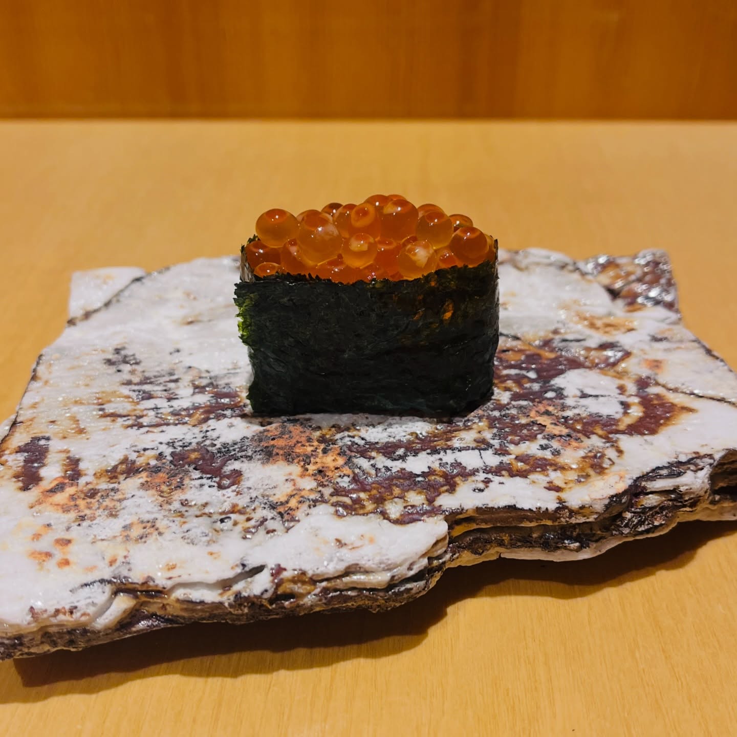 本日はいくら軍艦をご紹介‍♀️

大人も子どもも大好き。
迷ったらこれ、いくら軍艦。

住所　港区南麻布4-2-38佑浩寺ビル1階/2階
営業時間　月〜土18:00〜翌5:00
　　　　　　 日祝18:00〜翌3:00

他にも意気な寿し処阿部広尾別館は魅力がいっぱい
️年中無休で思い立ったらすぐ行ける、当日予約も可
️お寿司はもちろん、一品料理のメニューも充実
️深夜営業で大人の時間を満喫
️普段使いにも、ちょっと特別な日にも、カウンター・テーブル・個室とシーンによって使い分けが可能
️高級感がありながら、コストパフォーマンス◎

皆様のご来店心よりお待ちしております‍♀️



Today, we’re introducing Ikura Gunkan (Salmon Roe) ‍♀️

Loved by both adults and children.
If you’re not sure what to choose, this is always a favorite.

 Address
Yukoji Building 1F/2F,
4-2-38 Minami-Azabu, Minato-ku, Tokyo

 Opening Hours
Mon–Sat: 6:00 PM – 5:00 AM
Sun & Holidays: 6:00 PM – 3:00 AM

Ikina Sushi Dokoro Abe Hiroo Annex has so much more to offer 
️ Open year-round — same-day reservations welcome
️ Not only sushi, but a wide variety of seasonal dishes
️ Late-night dining for a relaxed, grown-up experience
️ Perfect for any occasion, with counter seats, tables, and private rooms
️ Elegant atmosphere with great value for money

We look forward to welcoming you ‍♀️