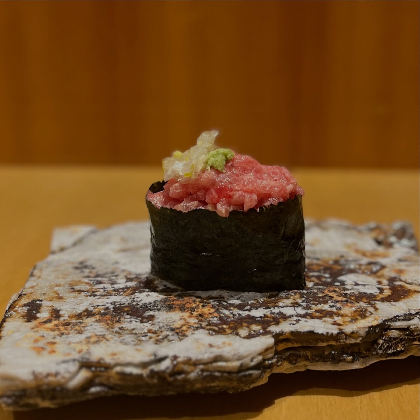 本日はねぎとろ軍艦をご紹介‍♀️

世代を越えて愛される味。
大人も子供も大好きな、ねぎとろ軍艦。

住所　港区南麻布4-2-38佑浩寺ビル1階/2階
営業時間　月〜土18:00〜翌5:00
　　　　　　 日祝18:00〜翌3:00

他にも意気な寿し処阿部広尾別館は魅力がいっぱい
️年中無休で思い立ったらすぐ行ける、当日予約も可
️お寿司はもちろん、一品料理のメニューも充実
️深夜営業で大人の時間を満喫
️普段使いにも、ちょっと特別な日にも、カウンター・テーブル・個室とシーンによって使い分けが可能
️高級感がありながら、コストパフォーマンス◎

皆様のご来店心よりお待ちしております‍♀️