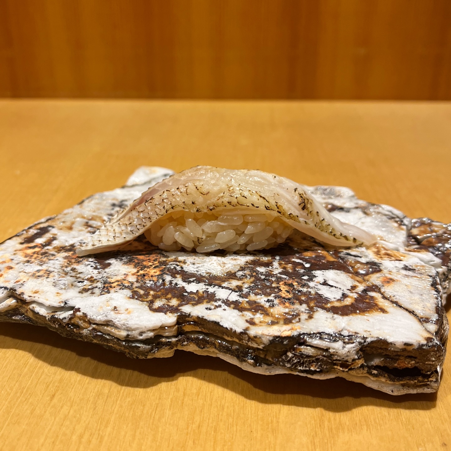 本日はのどぐろのにぎりをご紹介‍♀️

白身の概念、変わります。
静かに旨い、のどぐろ。

住所　港区南麻布4-2-38佑浩寺ビル1階/2階
営業時間　月〜土18:00〜翌5:00
　　　　　　 日祝18:00〜翌3:00

他にも意気な寿し処阿部広尾別館は魅力がいっぱい
️年中無休で思い立ったらすぐ行ける、当日予約も可
️お寿司はもちろん、一品料理のメニューも充実
️深夜営業で大人の時間を満喫
️普段使いにも、ちょっと特別な日にも、カウンター・テーブル・個室とシーンによって使い分けが可能
️高級感がありながら、コストパフォーマンス◎

皆様のご来店心よりお待ちしております‍♀️



Today, we’re introducing Nodoguro Nigiri (Blackthroat Seaperch) ‍♀️

This will change the way you think about white fish.
Quietly rich, deeply flavorful nodoguro.

 Address
Yukoji Building 1F/2F,
4-2-38 Minami-Azabu, Minato-ku, Tokyo

 Opening Hours
Mon–Sat: 6:00 PM – 5:00 AM
Sun & Holidays: 6:00 PM – 3:00 AM

Ikina Sushi Dokoro Abe Hiroo Annex has so much more to offer 
️ Open year-round — same-day reservations welcome
️ Not only sushi, but a wide variety of seasonal dishes
️ Late-night dining for a relaxed, grown-up experience
️ Perfect for any occasion, with counter seats, tables, and private rooms
️ Elegant atmosphere with great value for money

We look forward to welcoming you ‍♀️