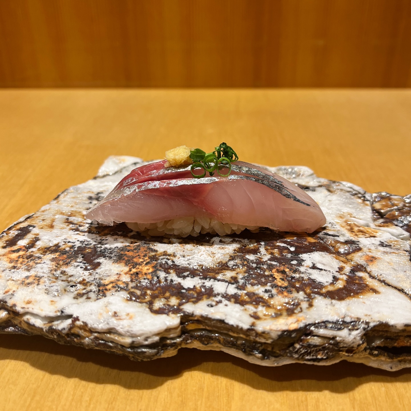 本日はあじのにぎりをご紹介‍♀️

静かに旨い、あじ。
仕事終わりにも、ふらっとどうぞ。

住所　港区南麻布4-2-38佑浩寺ビル1階/2階
営業時間　月〜土18:00〜翌5:00
　　　　　　 日祝18:00〜翌3:00

他にも意気な寿し処阿部広尾別館は魅力がいっぱい
️年中無休で思い立ったらすぐ行ける、当日予約も可
️お寿司はもちろん、一品料理のメニューも充実
️深夜営業で大人の時間を満喫
️普段使いにも、ちょっと特別な日にも、カウンター・テーブル・個室とシーンによって使い分けが可能
️高級感がありながら、コストパフォーマンス◎

皆様のご来店心よりお待ちしております‍♀️



Today, we’re introducing Aji Nigiri (Horse Mackerel) ‍♀️

Quietly delicious, with a clean and satisfying flavor.
Perfect for stopping by after work.

 Address
Yukoji Building 1F/2F,
4-2-38 Minami-Azabu, Minato-ku, Tokyo

 Opening Hours
Mon–Sat: 6:00 PM – 5:00 AM
Sun & Holidays: 6:00 PM – 3:00 AM

Ikina Sushi Dokoro Abe Hiroo Annex has so much more to offer 
️ Open year-round — same-day reservations welcome
️ Not only sushi, but a wide variety of seasonal dishes
️ Late-night dining for a relaxed, grown-up experience
️ Perfect for any occasion, with counter seats, tables, and private rooms
️ Elegant atmosphere with great value for money

We look forward to welcoming you ‍♀️