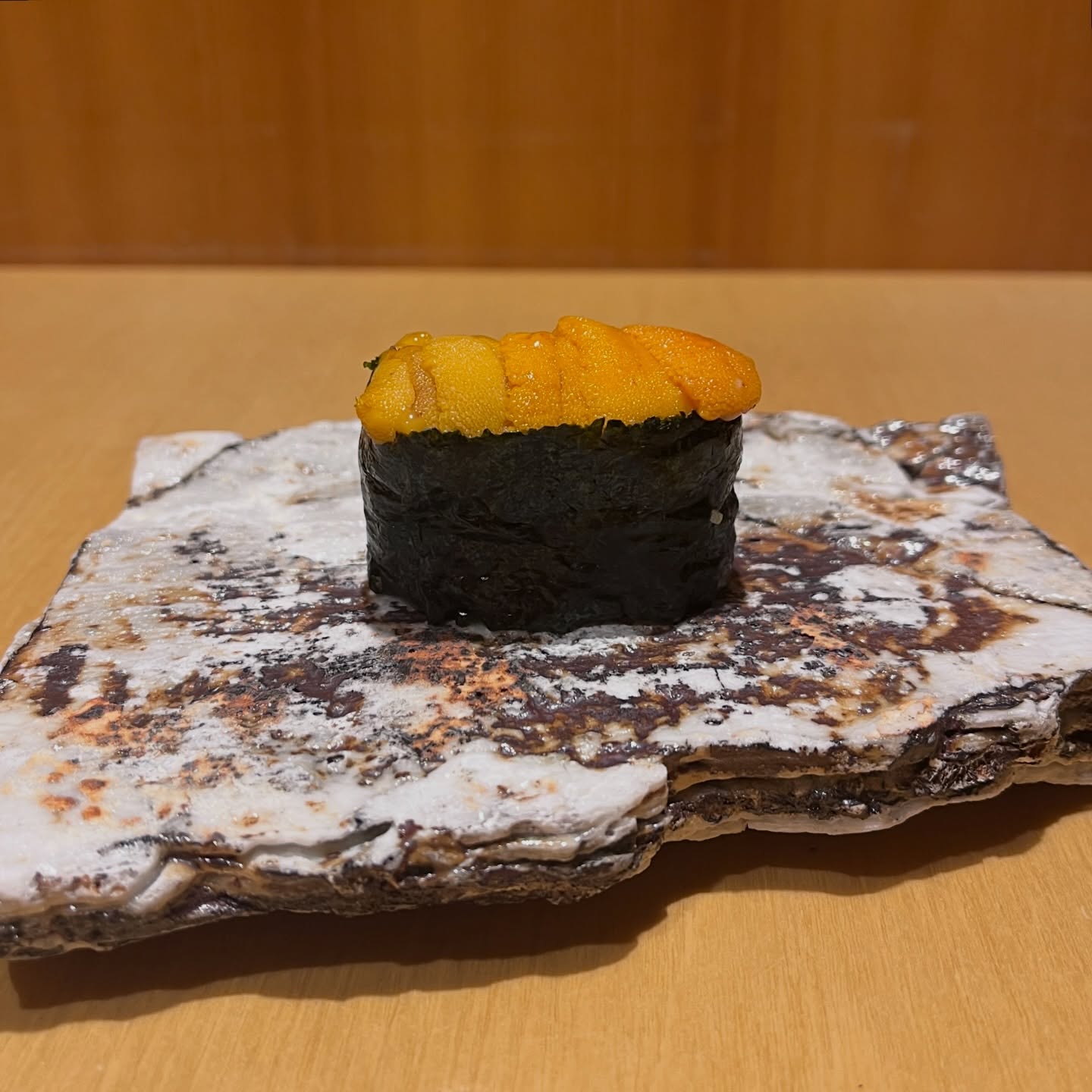 本日はうに軍艦のご紹介‍♀️

一貫で満たされる。
大人のための、うに軍艦。

住所　港区南麻布4-2-38佑浩寺ビル1階/2階
営業時間　月〜土18:00〜翌5:00
　　　　　　 日祝18:00〜翌3:00

他にも意気な寿し処阿部広尾別館は魅力がいっぱい
️年中無休で思い立ったらすぐ行ける、当日予約も可
️お寿司はもちろん、一品料理のメニューも充実
️深夜営業で大人の時間を満喫
️普段使いにも、ちょっと特別な日にも、カウンター・テーブル・個室とシーンによって使い分けが可能
️高級感がありながら、コストパフォーマンス◎

皆様のご来店心よりお待ちしております‍♀️



Today, we’re featuring Uni Gunkan (Sea Urchin) ‍♀️

One bite is all it takes.
A truly indulgent uni gunkan, made for grown-up palates.

 Address
Yukoji Building 1F/2F,
4-2-38 Minami-Azabu, Minato-ku, Tokyo

 Opening Hours
Mon–Sat: 6:00 PM – 5:00 AM
Sun & Holidays: 6:00 PM – 3:00 AM

Ikina Sushi Dokoro Abe Hiroo Annex has so much more to offer 
️ Open year-round — same-day reservations welcome
️ Not only sushi, but a wide variety of seasonal dishes
️ Late-night dining for a relaxed, grown-up experience
️ Perfect for any occasion, with counter seats, tables, and private rooms
️ Elegant atmosphere with great value for money

We look forward to welcoming you ‍♀️