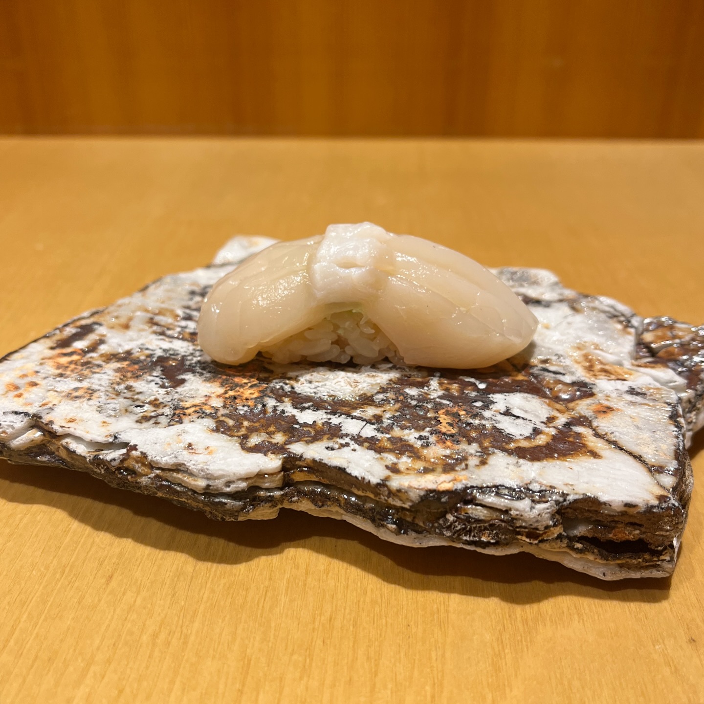 本日はほたてのにぎりをご紹介‍♀️

みずみずしく、やわらかい。
生で味わう、ほたて本来の甘み。

住所　港区南麻布4-2-38佑浩寺ビル1階/2階
営業時間　月〜土18:00〜翌5:00
　　　　　　 日祝18:00〜翌3:00

他にも意気な寿し処阿部広尾別館は魅力がいっぱい
️年中無休で思い立ったらすぐ行ける、当日予約も可
️お寿司はもちろん、一品料理のメニューも充実
️深夜営業で大人の時間を満喫
️普段使いにも、ちょっと特別な日にも、カウンター・テーブル・個室とシーンによって使い分けが可能
️高級感がありながら、コストパフォーマンス◎

皆様のご来店心よりお待ちしております‍♀️



Today, we’re introducing Hotate Nigiri (Scallop) ‍♀️

Fresh and tender, with a clean, delicate texture.
Enjoy the natural sweetness of scallop, served raw.

 Address
Yukoji Building 1F/2F,
4-2-38 Minami-Azabu, Minato-ku, Tokyo

 Opening Hours
Mon–Sat: 6:00 PM – 5:00 AM
Sun & Holidays: 6:00 PM – 3:00 AM

Ikina Sushi Dokoro Abe Hiroo Annex has so much more to offer 
️ Open year-round — same-day reservations welcome
️ Not only sushi, but a wide variety of seasonal dishes
️ Late-night dining for a relaxed, grown-up experience
️ Perfect for any occasion, with counter seats, tables, and private rooms
️ Elegant atmosphere with great value for money

We look forward to welcoming you ‍♀️