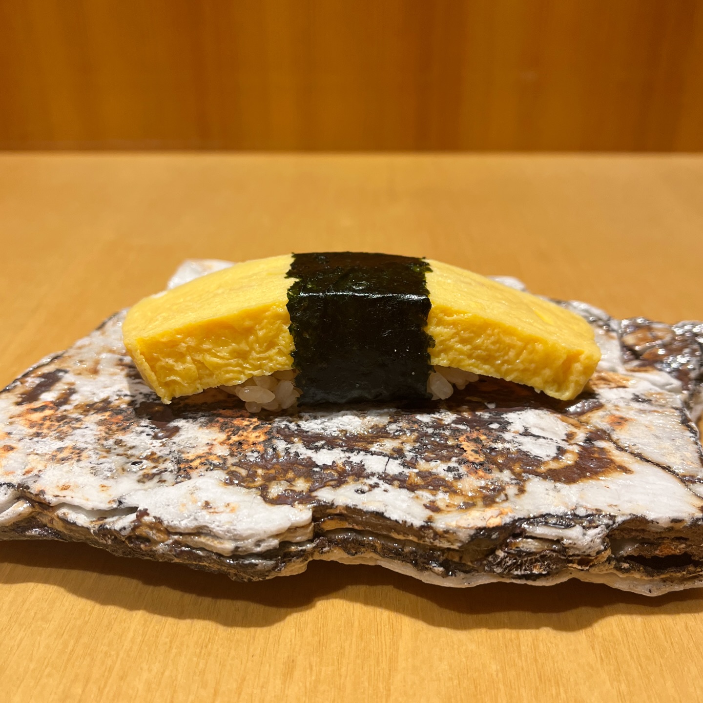 本日は玉子にぎりをご紹介‍♀️

毎日、職人がお店で焼いています。
やさしい甘さの、玉子にぎり。

住所　港区南麻布4-2-38佑浩寺ビル1階/2階
営業時間　月〜土18:00〜翌5:00
　　　　　　 日祝18:00〜翌3:00

他にも意気な寿し処阿部広尾別館は魅力がいっぱい
️年中無休で思い立ったらすぐ行ける、当日予約も可
️お寿司はもちろん、一品料理のメニューも充実
️深夜営業で大人の時間を満喫
️普段使いにも、ちょっと特別な日にも、カウンター・テーブル・個室とシーンによって使い分けが可能
️高級感がありながら、コストパフォーマンス◎

皆様のご来店心よりお待ちしております‍♀️



Today, we’re introducing Tamago Nigiri ‍♀️

Prepared fresh in-house every day by our sushi chefs.
Gently sweet and comforting, our tamago nigiri is loved by all ages.

 Address
Yukoji Building 1F/2F,
4-2-38 Minami-Azabu, Minato-ku, Tokyo

 Opening Hours
Mon–Sat: 6:00 PM – 5:00 AM
Sun & Holidays: 6:00 PM – 3:00 AM

Ikina Sushi Dokoro Abe Hiroo Annex has so much more to offer 
️ Open year-round — same-day reservations welcome
️ Not only sushi, but a wide variety of seasonal dishes
️ Late-night dining for a relaxed, grown-up experience
️ Perfect for any occasion, with counter seats, tables, and private rooms
️ Elegant atmosphere with great value for money

We look forward to welcoming you ‍♀️