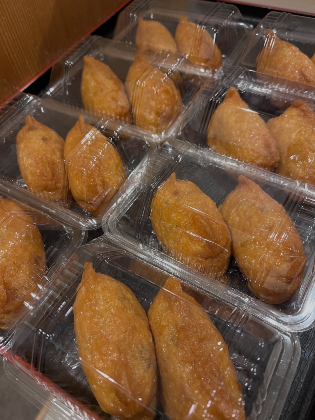 お寿司屋さんの特製お稲荷さん【2つ入り 600円】
ほんのり甘いお揚げに、シャリがぎゅっと。
恵方巻と一緒に、節分の食卓にいかがでしょうか？
2月2日・3日だけの特別販売です‍♀️